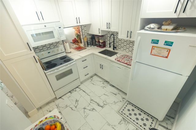 3140 Holiday Springs Boulevard 9-210, Margate, FL 33063