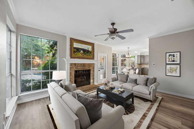 1088 W Winding Creek Drive, Grapevine, TX 76051