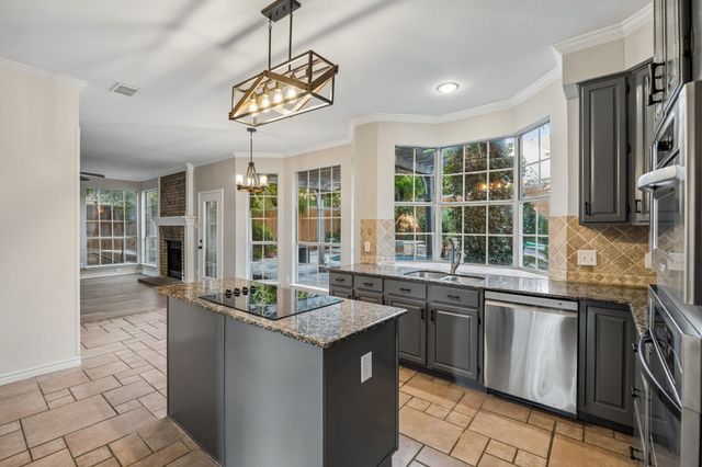 1088 W Winding Creek Drive, Grapevine, TX 76051