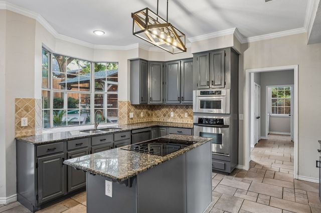 1088 W Winding Creek Drive, Grapevine, TX 76051