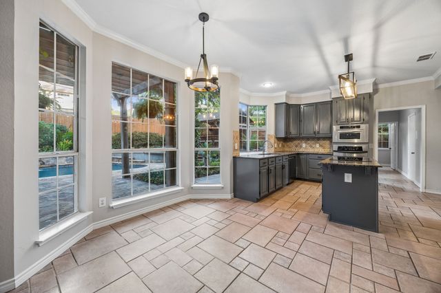 1088 W Winding Creek Drive, Grapevine, TX 76051