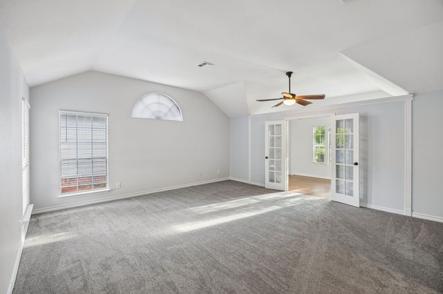 1088 W Winding Creek Drive, Grapevine, TX 76051