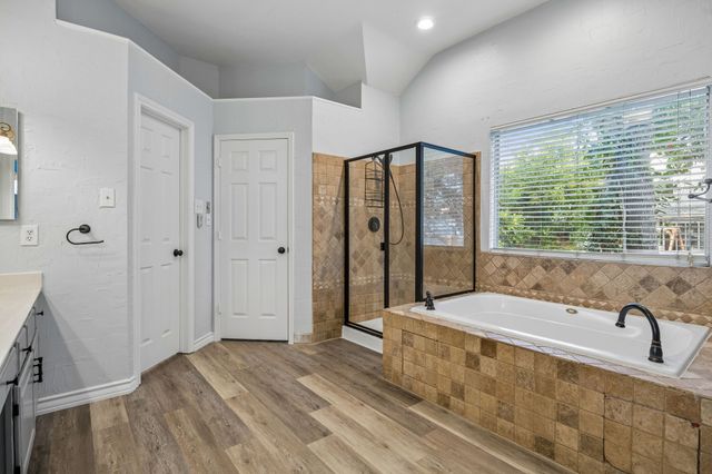 1088 W Winding Creek Drive, Grapevine, TX 76051