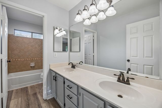 1088 W Winding Creek Drive, Grapevine, TX 76051