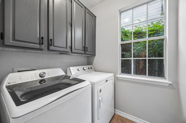 1088 W Winding Creek Drive, Grapevine, TX 76051