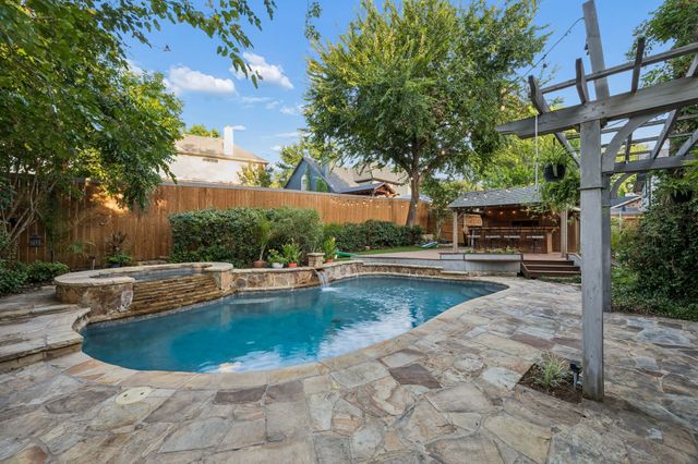 1088 W Winding Creek Drive, Grapevine, TX 76051
