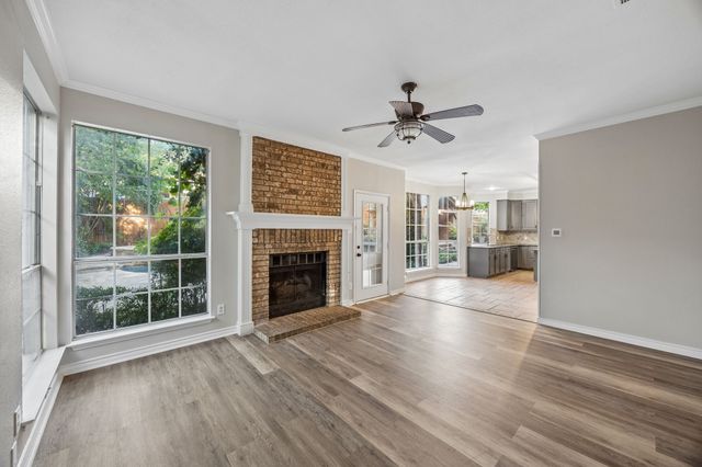1088 W Winding Creek Drive, Grapevine, TX 76051