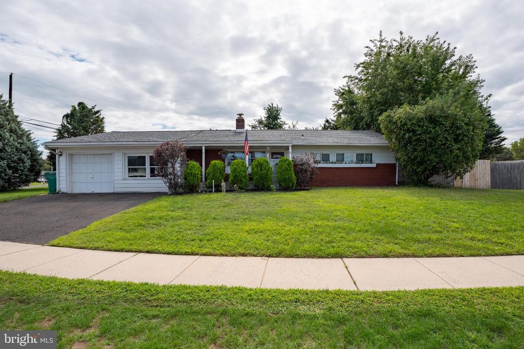 35 SPIRAL LN, LEVITTOWN, PA 19055 — exterior
