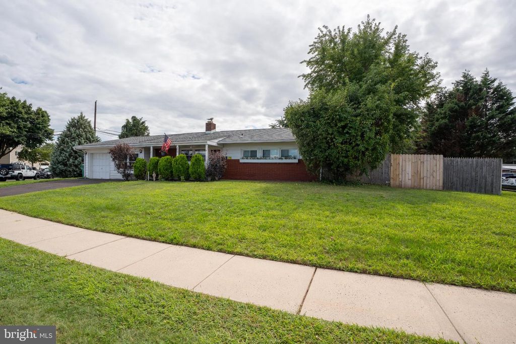 35 SPIRAL LN, LEVITTOWN, PA 19055 — photo 2