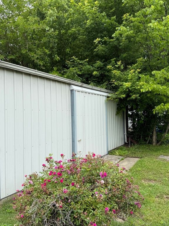 Image 13 of property listing at 407 Middleton Street, Iuka, IL 62849