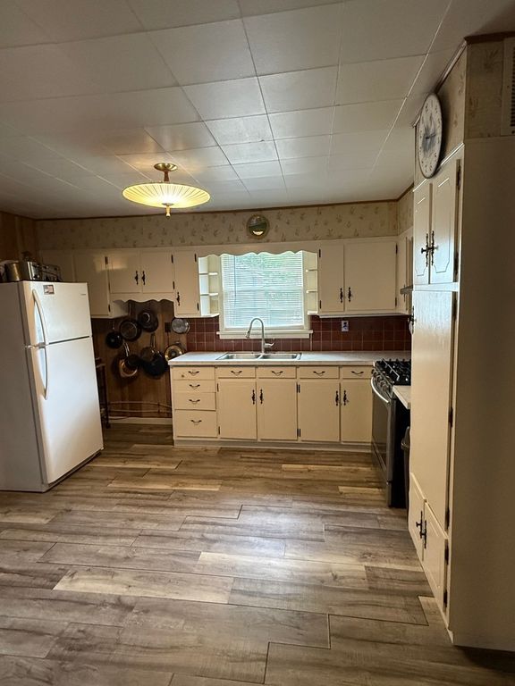 Image 6 of property listing at 407 Middleton Street, Iuka, IL 62849