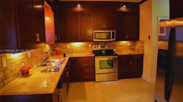 7048 SW 83rd Ct, Miami, FL 33143