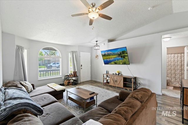 1535 W. Edwards Loop, Nampa, ID 83686
