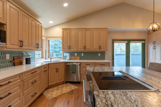 2541 S 26th Avenue S, Fargo, ND 58103