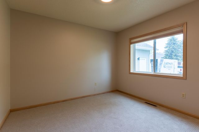 2541 S 26th Avenue S, Fargo, ND 58103