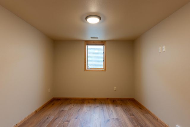 2541 S 26th Avenue S, Fargo, ND 58103