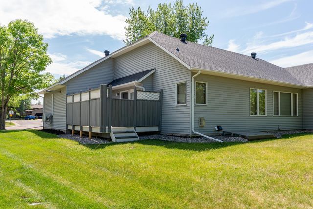 2541 S 26th Avenue S, Fargo, ND 58103