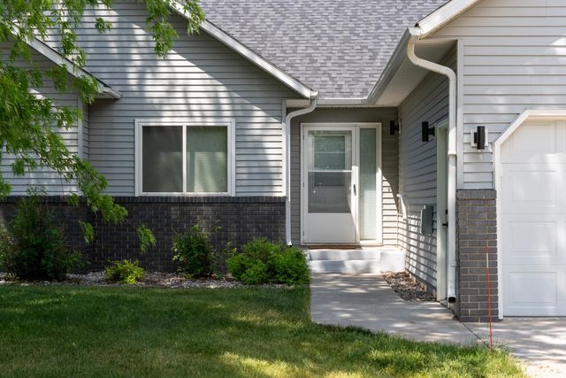 2541 S 26th Avenue S, Fargo, ND 58103