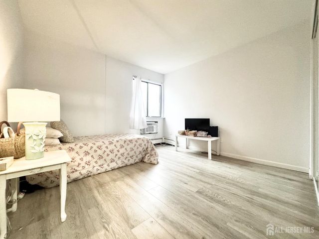 528 Cricket Lane, Woodbridge Proper, NJ 07095