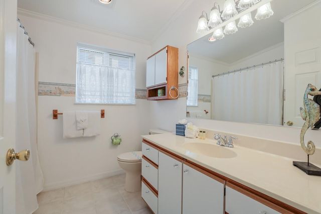 2804 AVENUE C, Holmes Beach, FL 34217