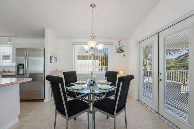 2804 AVENUE C, Holmes Beach, FL 34217