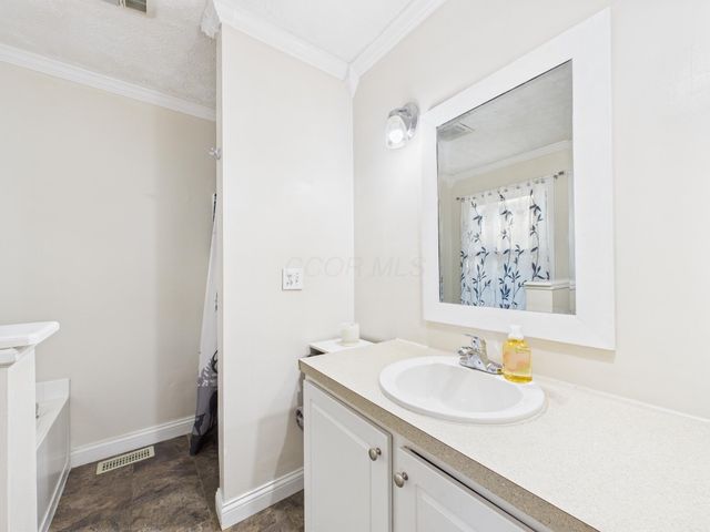 2091 Bearclaw Court, Sugar Grove, OH 43155