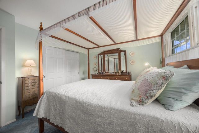 648 Hollybrook LANE, Saukville, WI 53080