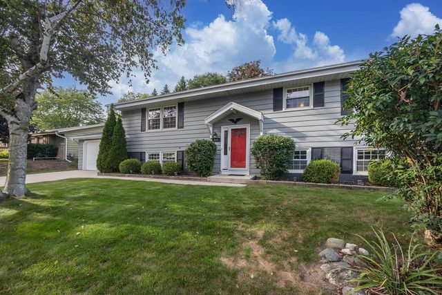 648 Hollybrook LANE, Saukville, WI 53080