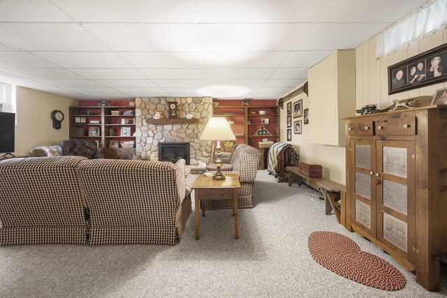 648 Hollybrook LANE, Saukville, WI 53080
