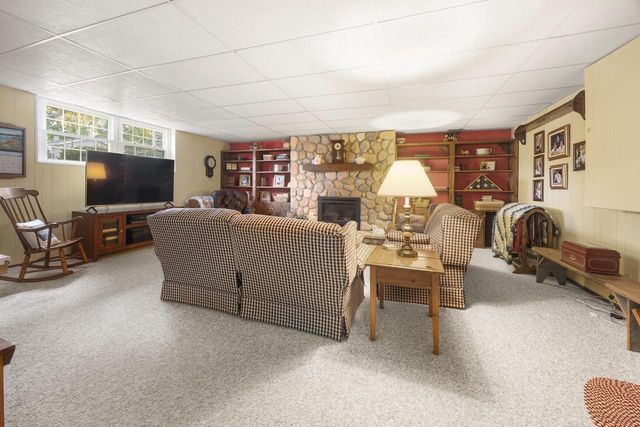 648 Hollybrook LANE, Saukville, WI 53080