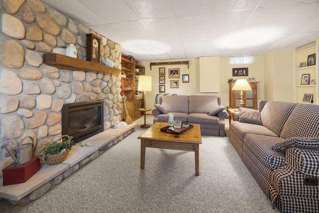 648 Hollybrook LANE, Saukville, WI 53080