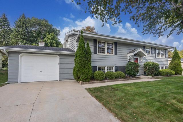 648 Hollybrook LANE, Saukville, WI 53080