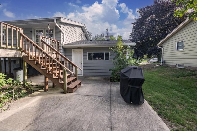 648 Hollybrook LANE, Saukville, WI 53080