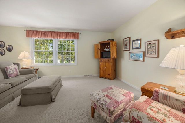 648 Hollybrook LANE, Saukville, WI 53080