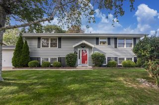 648 Hollybrook LANE, Saukville, WI 53080