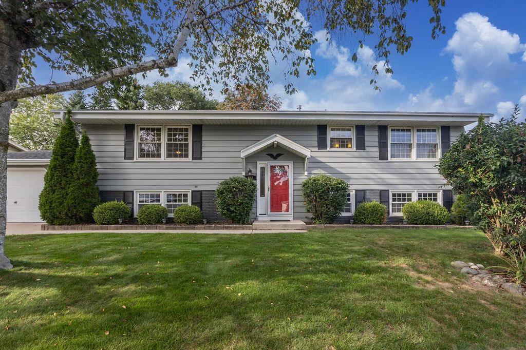 648 Hollybrook LANE, Saukville, WI 53080