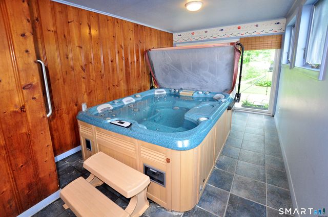 44 Miamis Road, West Hartford, CT 06117