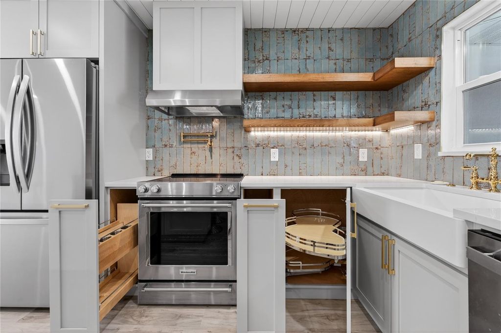 Image 11 of property listing at 620 FAIR WINDS DRIVE 620, Nokomis, FL 34275