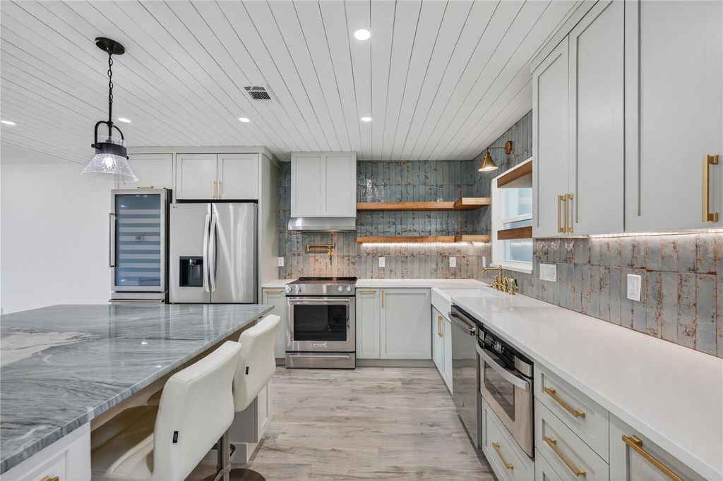 Image 9 of property listing at 620 FAIR WINDS DRIVE 620, Nokomis, FL 34275