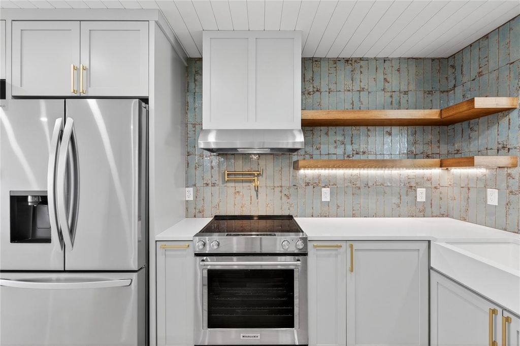 Image 10 of property listing at 620 FAIR WINDS DRIVE 620, Nokomis, FL 34275