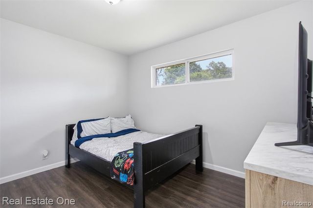 340 W Hopkins Avenue, Pontiac, MI 48340