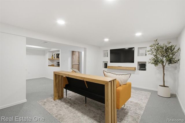 340 W Hopkins Avenue, Pontiac, MI 48340