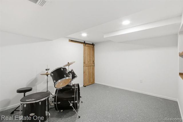 340 W Hopkins Avenue, Pontiac, MI 48340