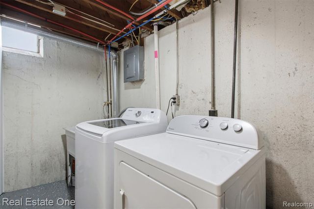 340 W Hopkins Avenue, Pontiac, MI 48340