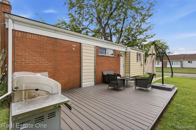 340 W Hopkins Avenue, Pontiac, MI 48340