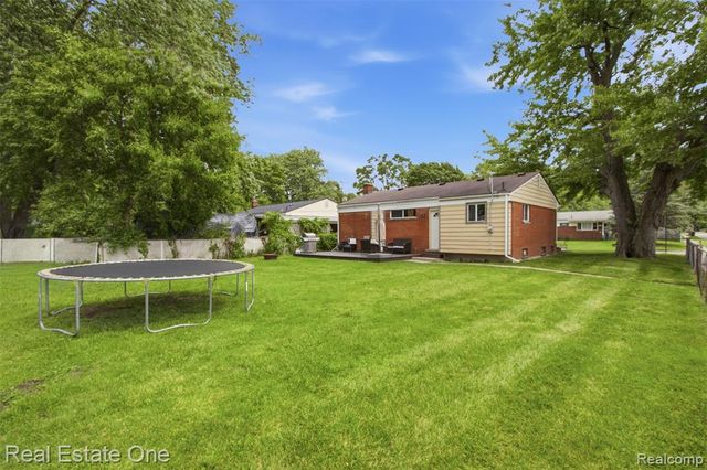 340 W Hopkins Avenue, Pontiac, MI 48340