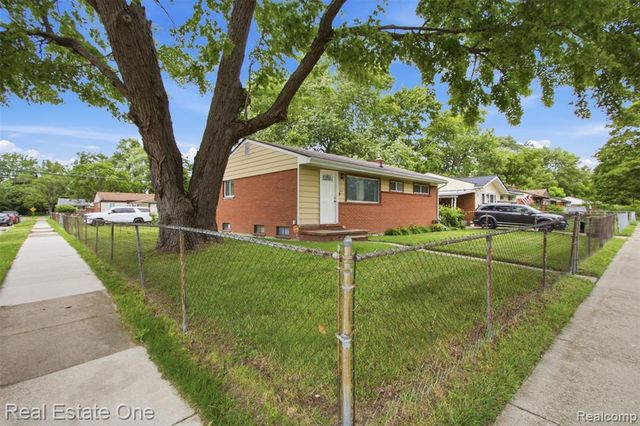 340 W Hopkins Avenue, Pontiac, MI 48340