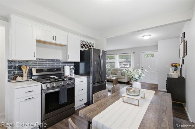 340 W Hopkins Avenue, Pontiac, MI 48340