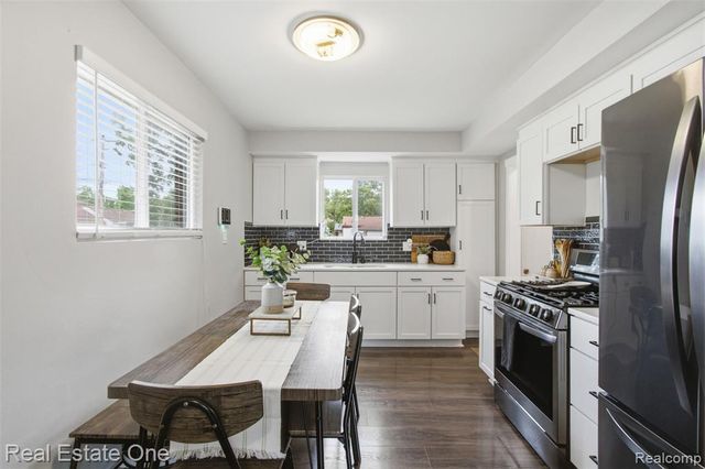 340 W Hopkins Avenue, Pontiac, MI 48340