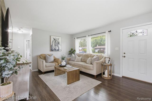 340 W Hopkins Avenue, Pontiac, MI 48340